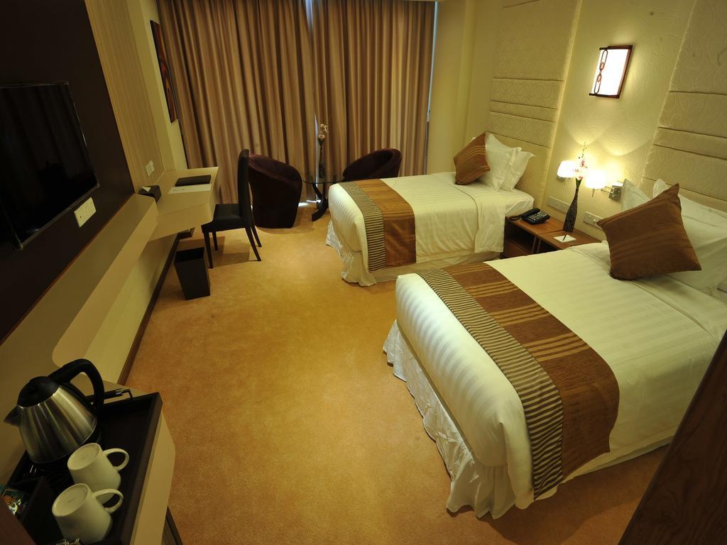 Jasmine Palace Hotel Yangon Room photo