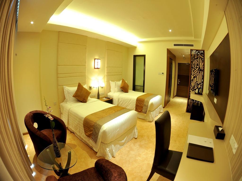 Jasmine Palace Hotel Yangon Room photo