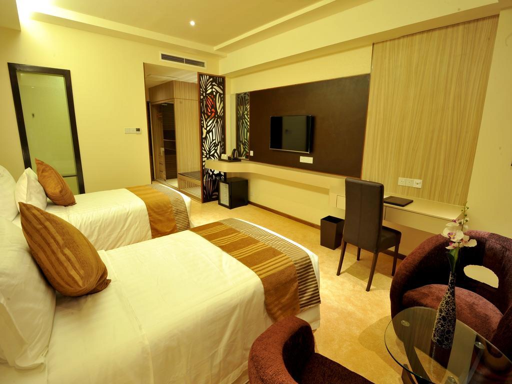 Jasmine Palace Hotel Yangon Room photo